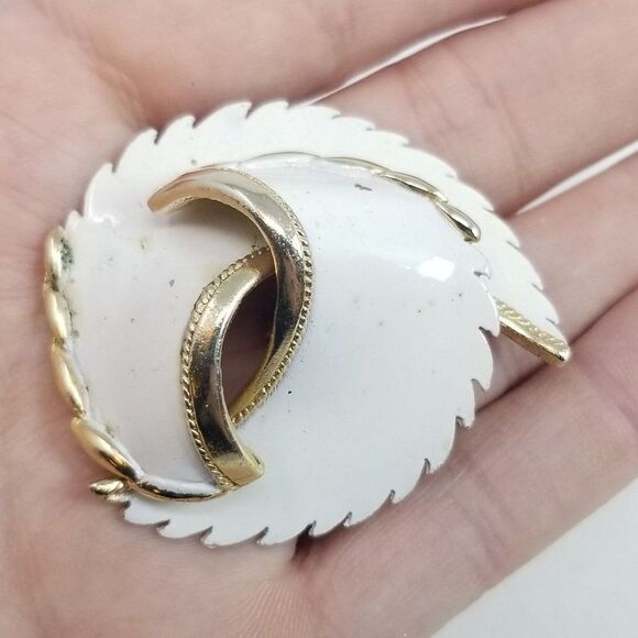 White Enamel Swirl Design Mid Century Modern Style Brooch, Gold Tone Setting - Picture 1 of 5